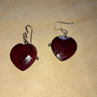 Orecchini in argento e granatino a forma di cuore