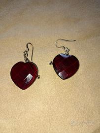 Orecchini in argento e granatino a forma di cuore
