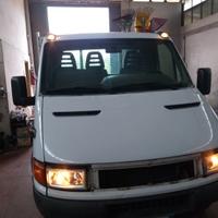 Escavatore e furgone