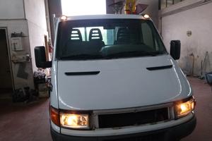 Escavatore e furgone