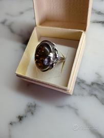 anello con pietra 