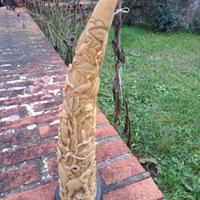 Riproduzione di zanna con intagli animaliè