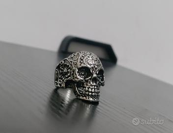 Anello con teschio gotico