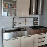 cucina con piano d'acciaio