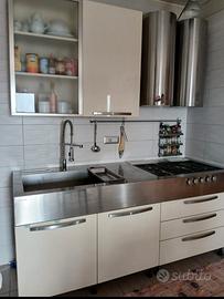 cucina con piano d'acciaio
