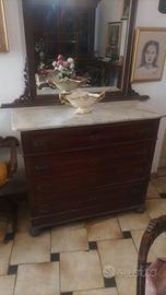 antico  cassettone  in legno intagliato  a mano