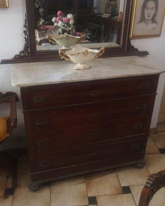 antico  cassettone  in legno intagliato  a mano