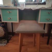 scrivania con sgabello 