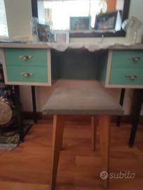 scrivania con sgabello 
