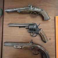 Tre pistole antiche non funzionanti
