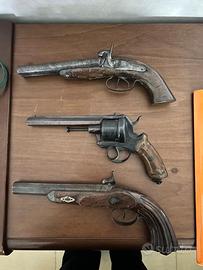 Tre pistole antiche non funzionanti