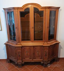 Prestigiosa credenza artigianale in noce massello