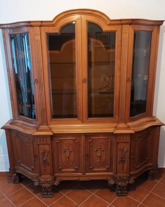 Prestigiosa credenza artigianale in noce massello