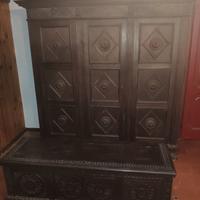 Armadio primi 900 legno intagliato e cassapanca