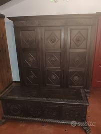 Armadio primi 900 legno intagliato e cassapanca
