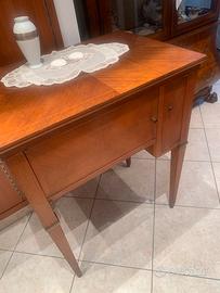 Macchina da cucire con mobile antico