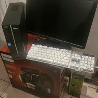 Desktop con monitor e tastiera 
