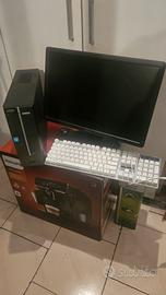Desktop con monitor e tastiera 