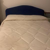 Letto blu con cassettone