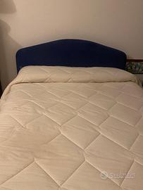 Letto blu con cassettone