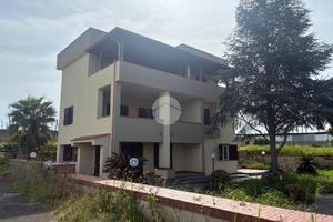 TRIFAMILIARE A GIUGLIANO IN CAMPANIA