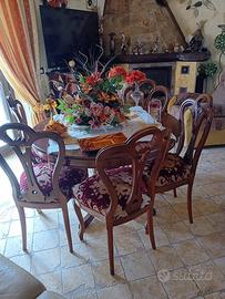 Tavolo e sedie in stile barocco