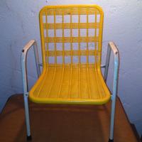 Sedia gialla per bambini con braccioli.Vintage '80