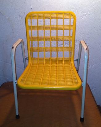Sedia gialla per bambini con braccioli.Vintage '80