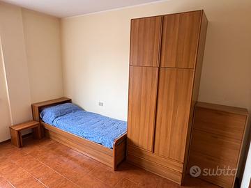 Letto singolo e armadio in legno