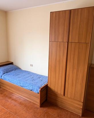 Letto singolo e armadio in legno