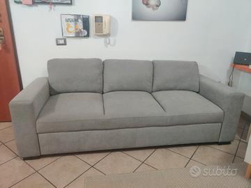 Divano color grigio 