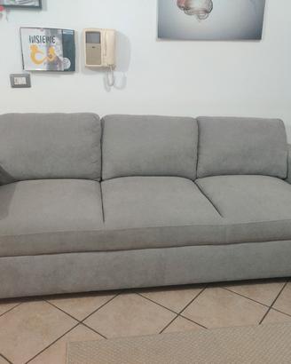 Divano color grigio 