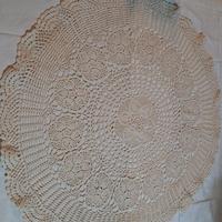 Centrotavola rotondo in cotone lavorato all'uncine