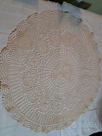 Centrotavola rotondo in cotone lavorato all'uncine