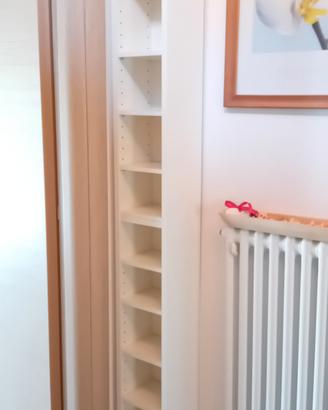 Libreria alta e stretta di IKEA