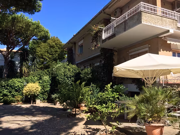 Grande villa al mare con giardino
