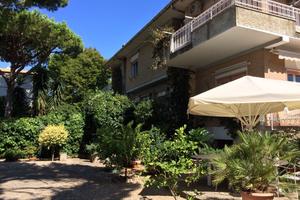 Grande villa al mare con giardino