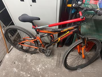 mountain bike arancione in buone condizioni