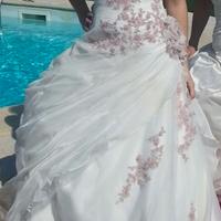 Abito da sposa romantico con ricami, completo di v