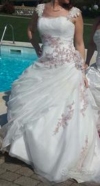 Abito da sposa romantico con ricami, completo di v