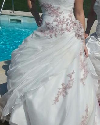 Abito da sposa romantico con ricami, completo di v