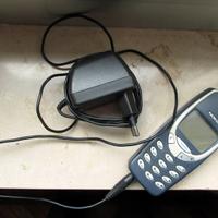 Telefono Nokia con caricatore