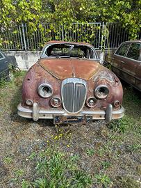 auto d'epoca Jaguar Daimler da restaurare