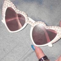 Occhiali da sole con lenti a forma di cuore