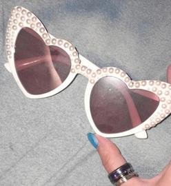 Occhiali da sole con lenti a forma di cuore