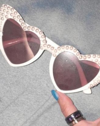 Occhiali da sole con lenti a forma di cuore