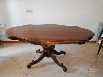 Tavolo in legno marrone 