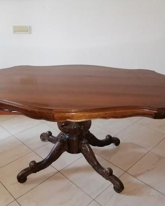 Tavolo in legno marrone 