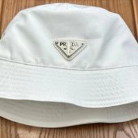 Cappello bianco secchio Prada