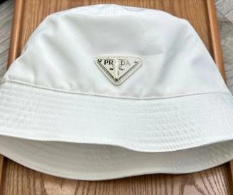 Cappello bianco secchio Prada